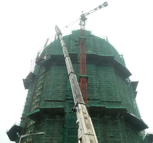 金台吊车在工地上作业